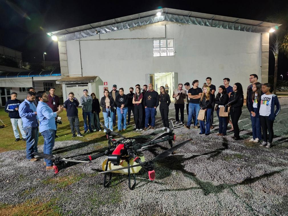Demonstração com drones na FEATEC 2025