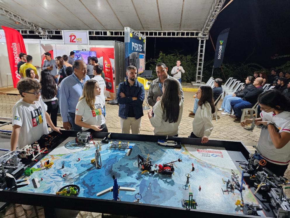 Demonstração de tecnologia durante a FEATEC 2025
